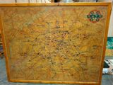 Une vieille carte de Paris est exposée dans un cadre en bois.
