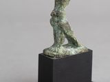 sculpture en bronze représentant une femme, posée sur un socle noir
