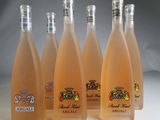 six bouteilles de vin sont alignées sur une surface blanche