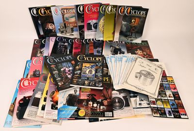 un grand nombre de livres posés sur une table