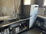 une cuisine avec un évier et un réfrigérateur