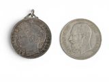 deux pièces d'argent sur lesquelles figurent respectivement la tête d'un homme et celle d'une femme