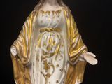 une statue de femme tenant un bébé dans ses bras