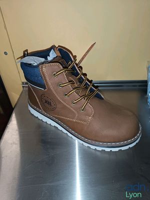 une chaussure posée sur une table en métal
