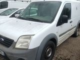 une camionnette blanche garée sur un terrain