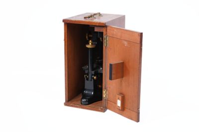 une petite boîte en bois avec une horloge à l'intérieur