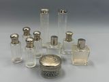 six petites bouteilles en verre avec des couvercles et des bouchons en argent