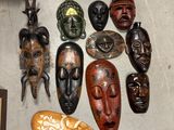 de nombreux masques en bois éparpillés sur le sol d'une pièce
