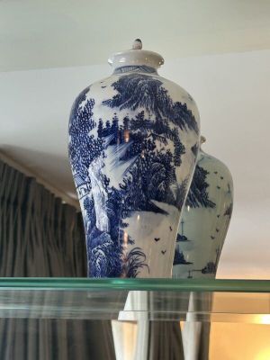 Vase bleu et blanc couvert à décor de paysages Marque en des…