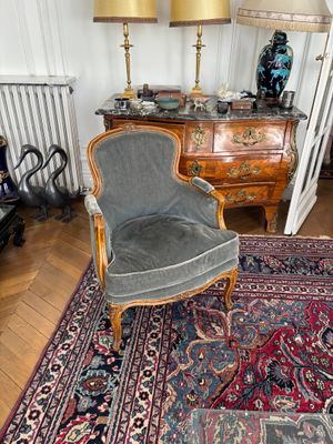 une chaise posée sur un tapis dans une pièce