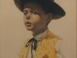 portrait d'un jeune garçon portant un chapeau et un gilet jaune