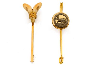une paire de pin's dorés représentant un ours et une pièce de monnaie