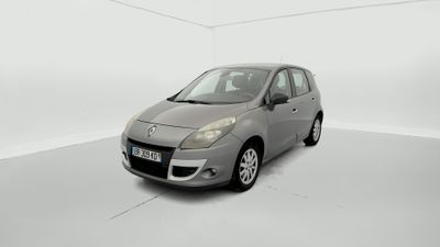 Une voiture grise est garée dans une pièce blanche au sol blanc.
