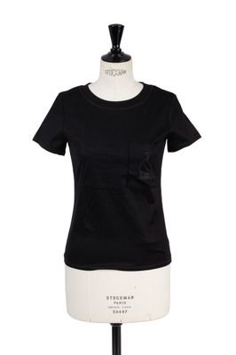 Le t-shirt noir est posé sur un mannequin.