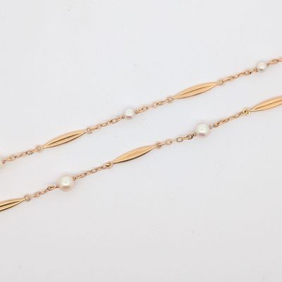 une paire de colliers plaqués or avec des perles