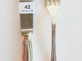 deux fourchettes et un couteau sur une table blanche