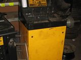 une machine posée sur le sol du garage