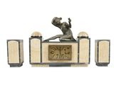 une horloge surmontée d'une statue