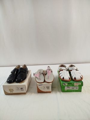 trois paires de chaussures posées sur une table