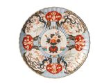une assiette ornée d'un motif sur fond blanc
