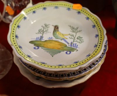 une pile d'assiettes ornées d'oiseaux posée sur une table