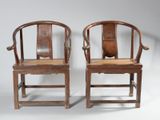paire de fauteuils chinois anciens avec dossier et accoudoirs sculptés