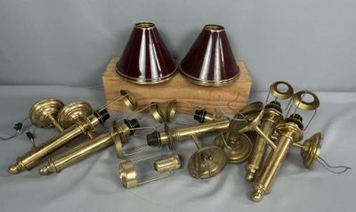 beaucoup de cuivres et de lampes rouges posés sur une table