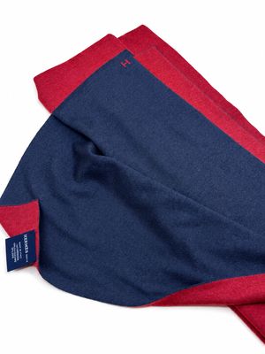 l'écharpe rouge et bleue est posée par-dessus l'écharpe bleue et rouge