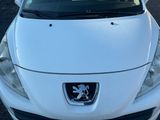 une voiture blanche avec un emblème représentant un lion sur le capot