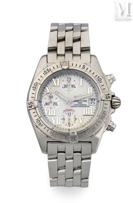 Cette montre en acier inoxydable est dotée d'un cadran blanc et de chiffres romains.
