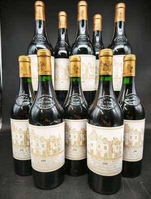 six bouteilles de vin sont alignées sur une table