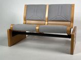 un banc en bois avec deux assises grises