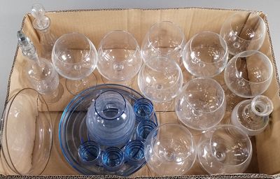 une boîte en carton contenant plusieurs verres à vin vides