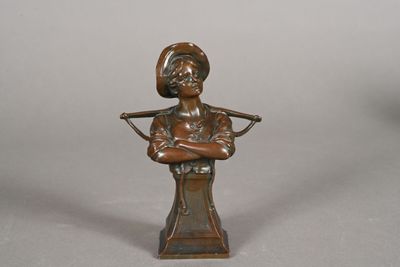 statue en bronze d'une femme tenant un bébé dans ses bras