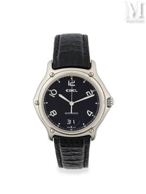 une photo d'une montre-bracelet avec un cadran noir et un bracelet en cuir noir