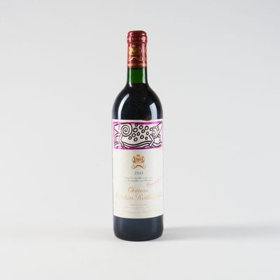 une bouteille de vin rouge posée sur une table blanche