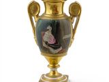 un vase en or orné d'une image représentant une femme