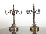deux bougies posées sur une table