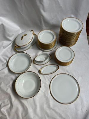 un grand nombre d'assiettes posées sur une table