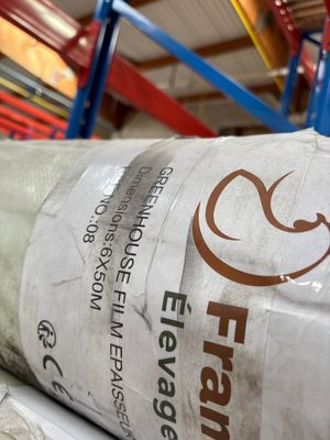un rouleau de tissu posé sur une palette dans un entrepôt