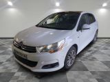 la voiture blanche est garée dans le garage sur un sol en damier