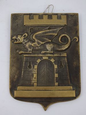 une plaque métallique surmontée d'un dragon