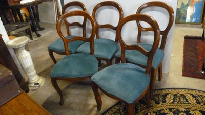quatre chaises placées les unes à côté des autres dans une pièce