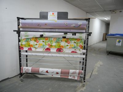 un gros rouleau de tissu posé sur un support dans une pièce