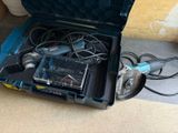 une boîte à outils contenant des outils, posée sur le sol