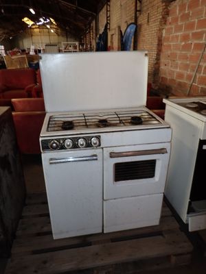 un cuisinière blanche et un réfrigérateur blanc dans une pièce