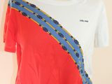 un t-shirt blanc avec un motif rouge et bleu sur la poitrine