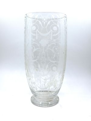 un vase en verre transparent orné d'un motif floral