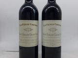 deux bouteilles de vin rouge posées l'une à côté de l'autre sur une table