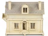 une maison de poupées blanche avec un toit et des fenêtres gris